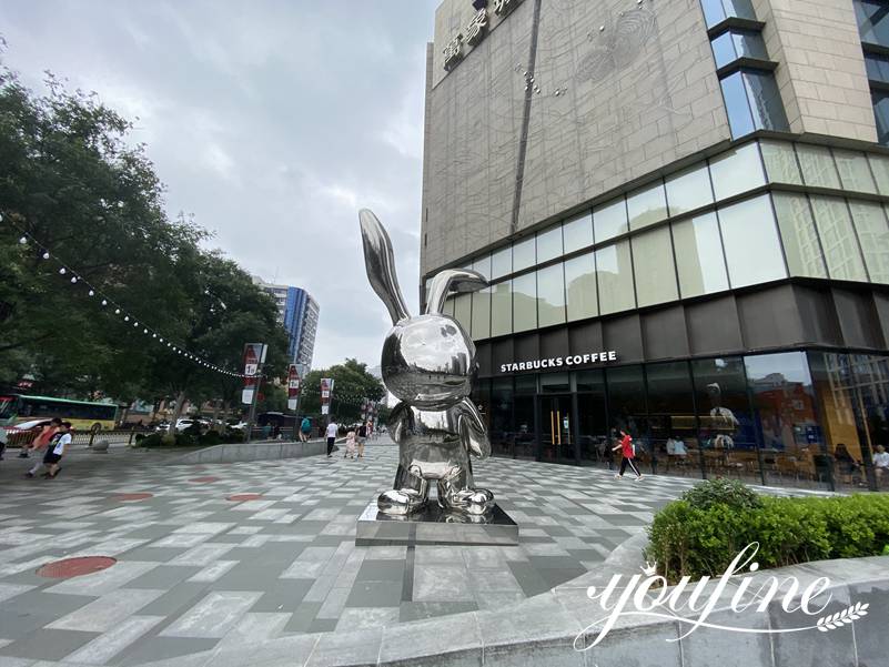 Why Place Stainless Steel Sculptures in Outdoor Plazas