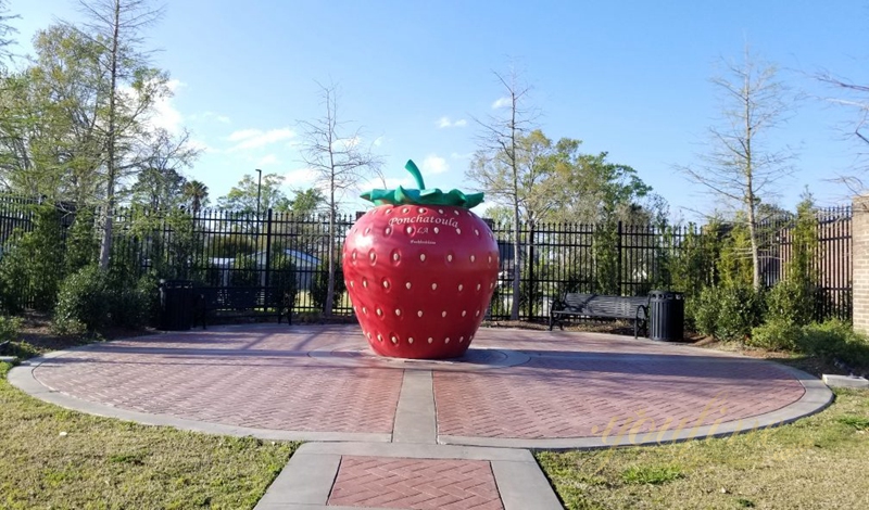 Large Metal Strawberry Sculpture for Outdoor Lawn