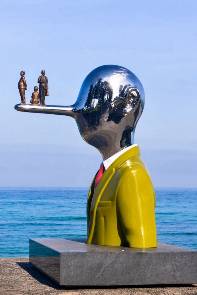 Stainless Steel Sculpture Buying Guide - - 8 Painted stainless steel sculptures look more vivid and interesting, with bright, single, multi-color, or gradient colors. The Painted stainless steel sculpture could provide more possibilities.