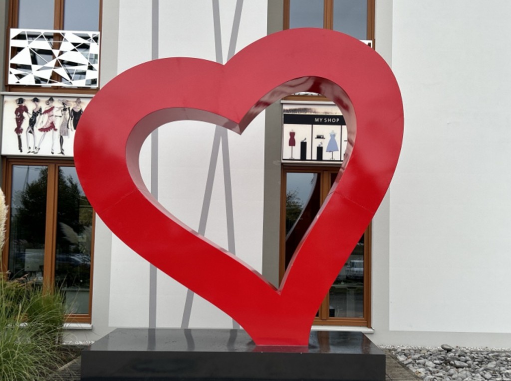 color sculpture feedback - red heart sculpture