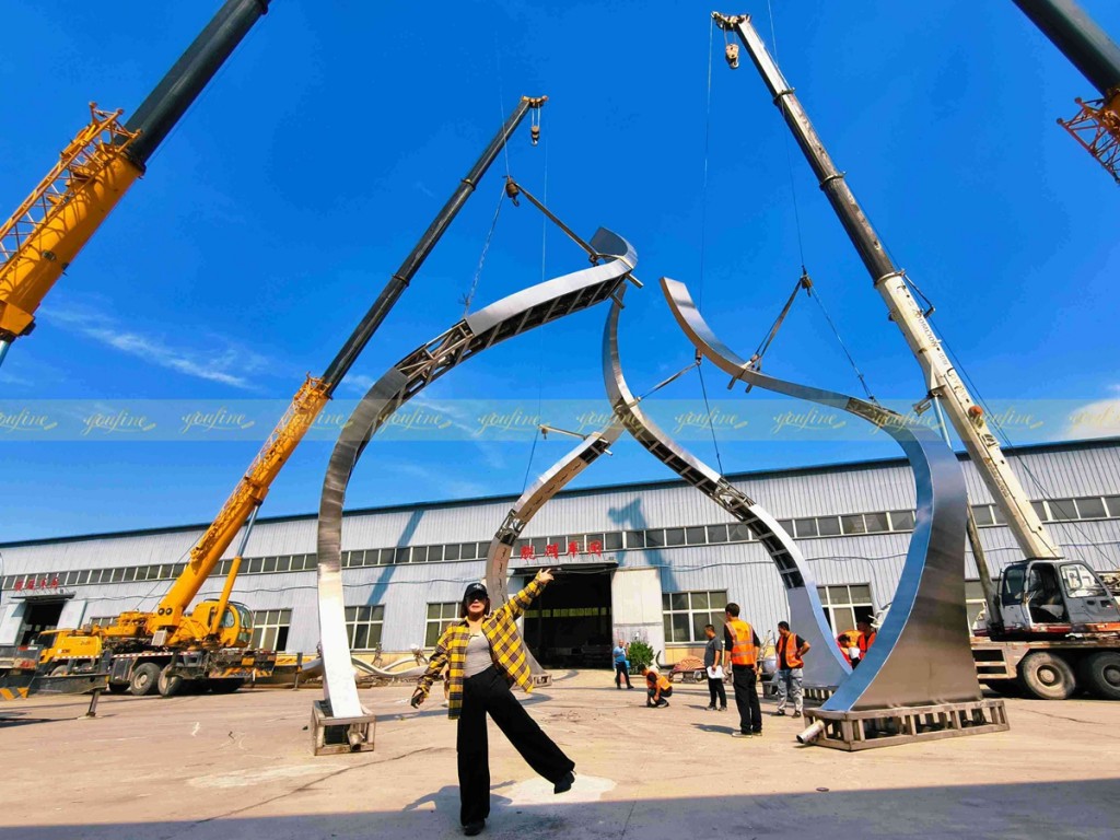 YouFine factory Large stainless steel fountain sculpture project being installed