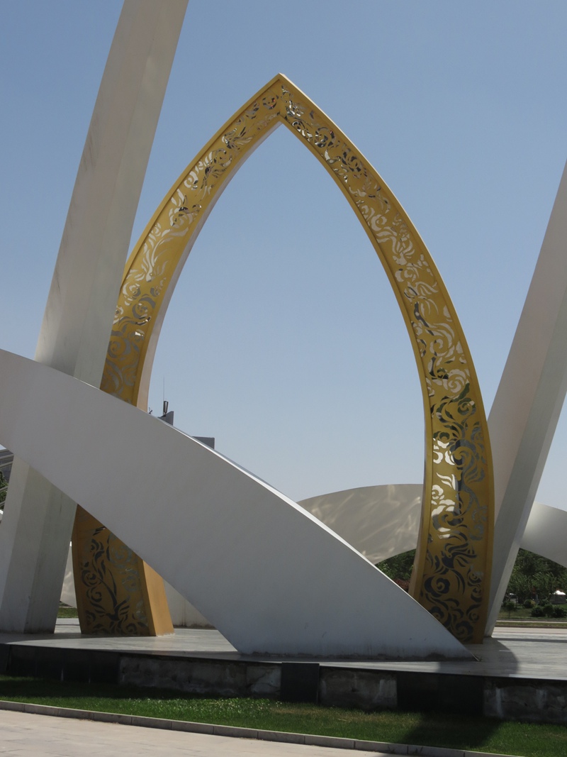white and golden color Monument Huge Modern Sculpture for City