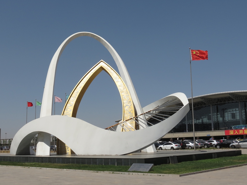 white and golden color Monument Huge Sculpture for City