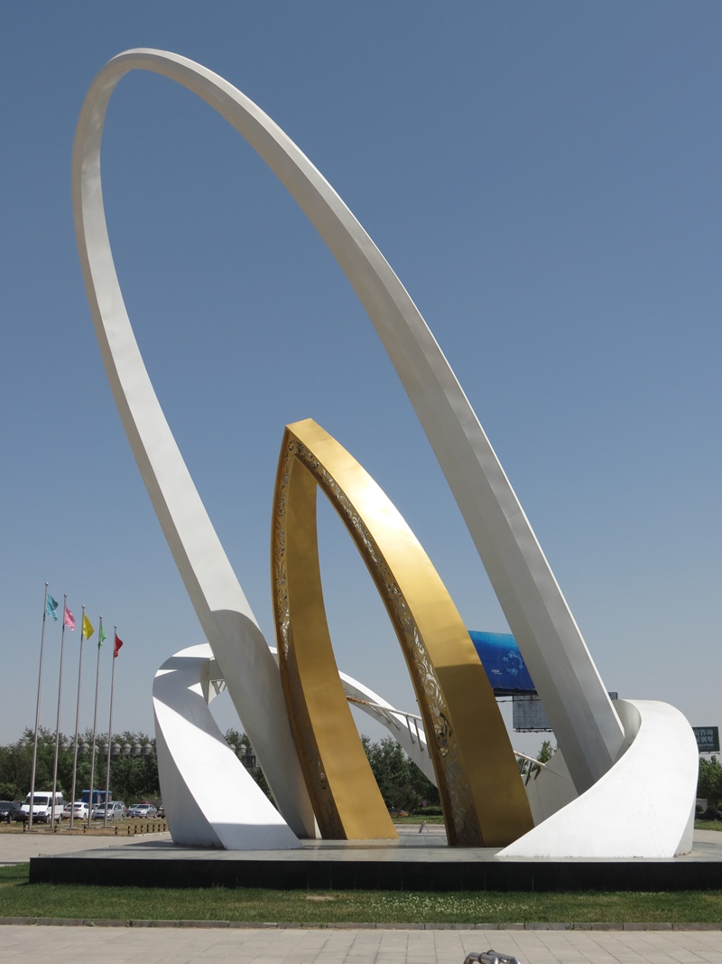 white and golden color Monument Huge Sculpture