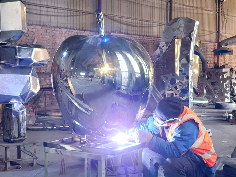 American Amusement Park Sculpture Project - - 8 large stainless steel apple sculpture in YouFine Factory (1)