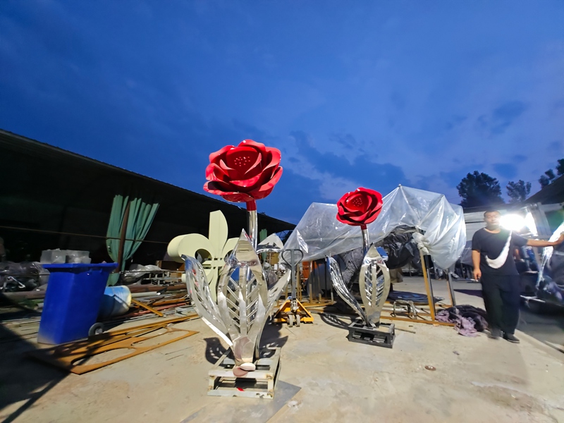 American Amusement Park Sculpture Project - - 13 modern stainless steel rose sculpture in YouFine factory (1)