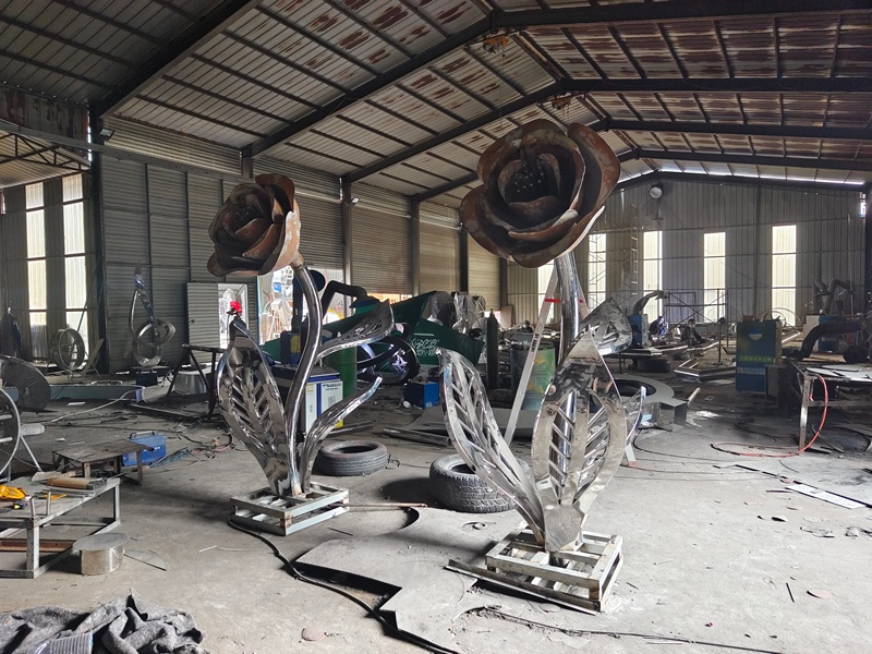 American Amusement Park Sculpture Project - - 12 large stainless steel rose sculpture in YouFine factory (2)