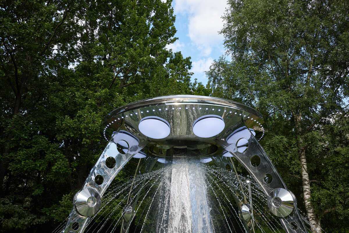 mirror polished Stainless Steel UFO Fountain Sculpture