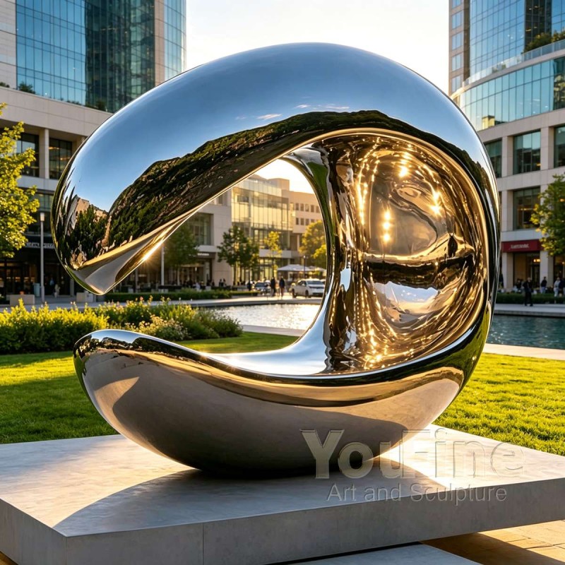Large Abstract Mirror-Polished Outdoor Sculpture Large Abstract Mirror-Polished Outdoor Sculpture